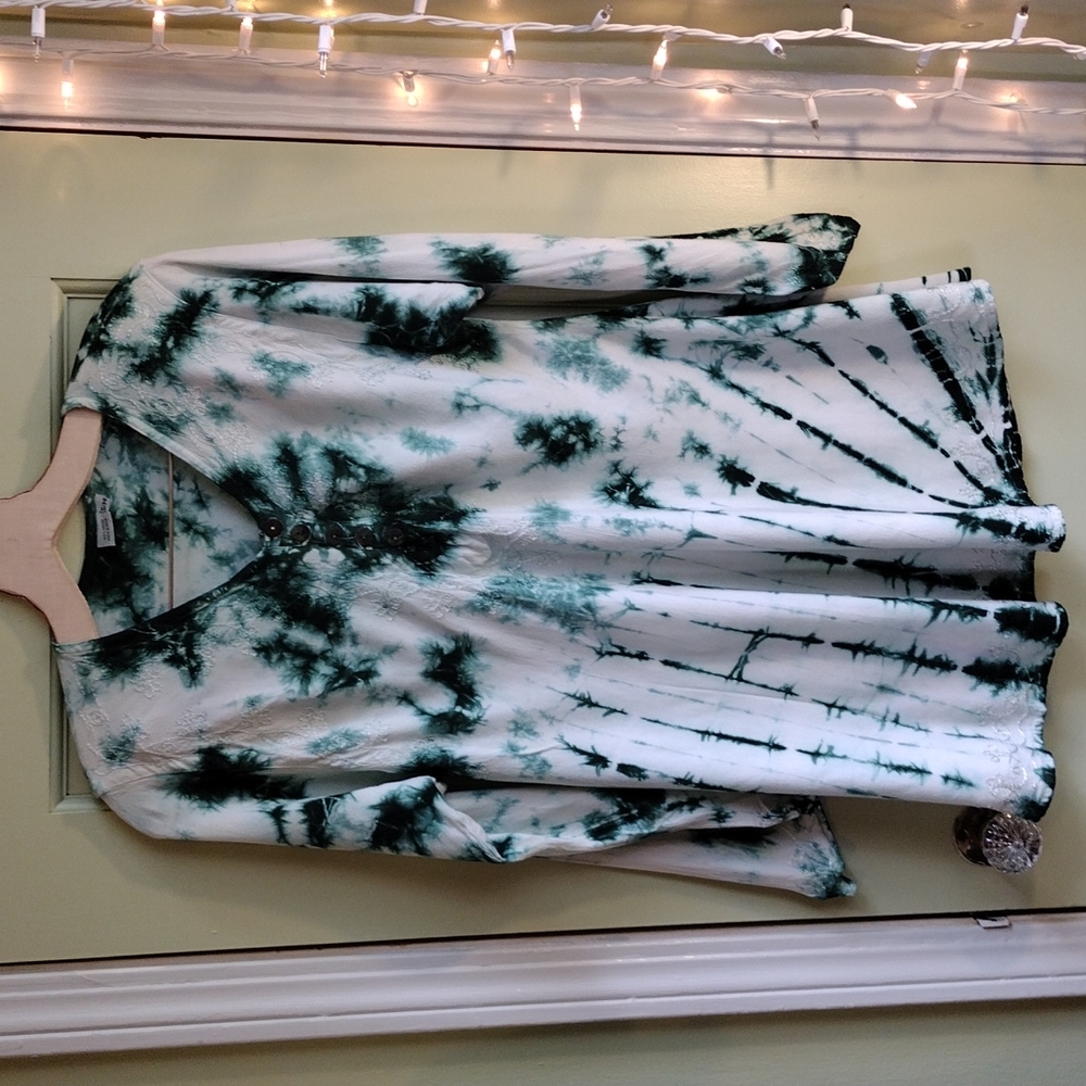 Long sleeve A-frame green white tye dye blouse size S/M